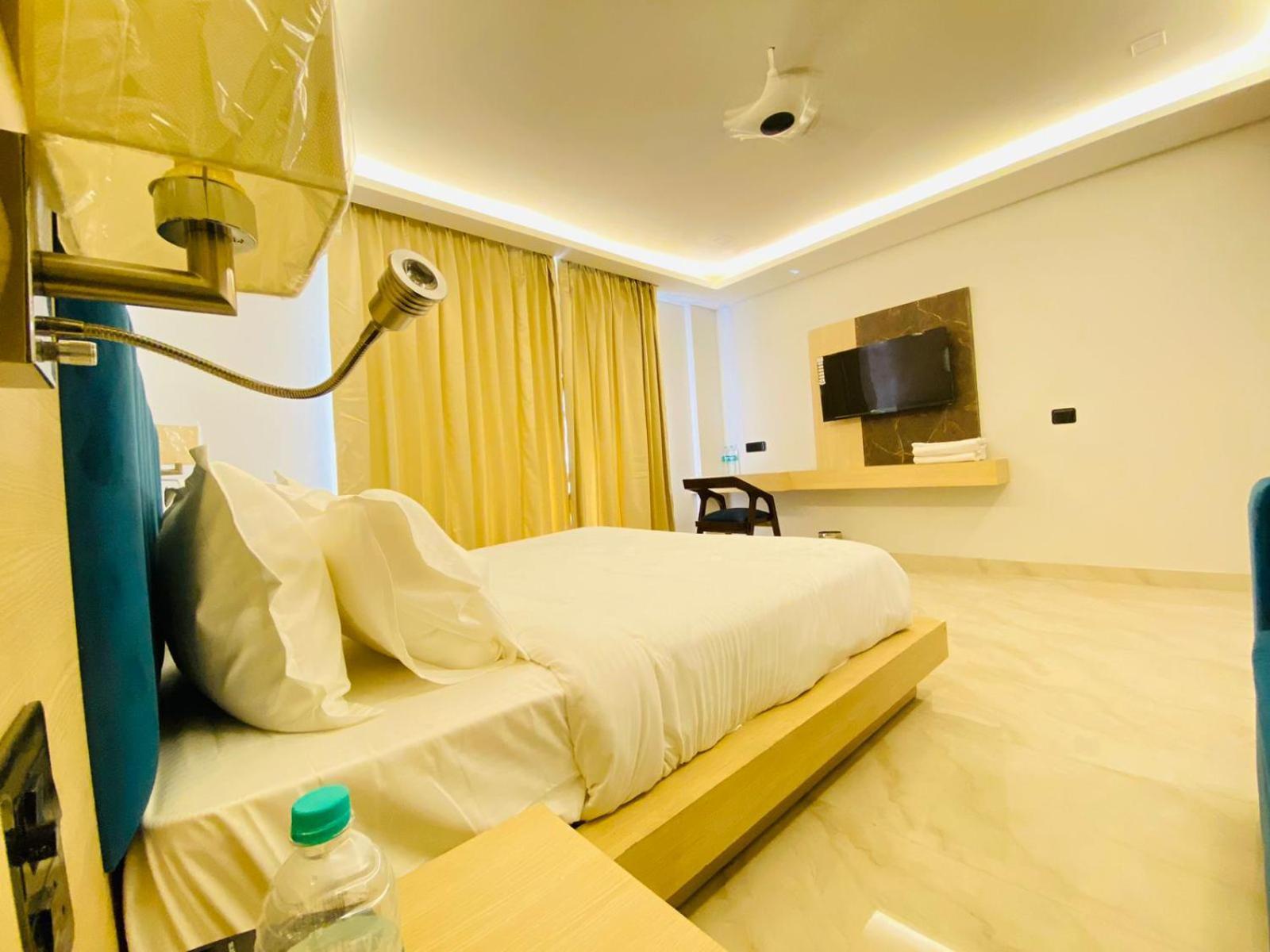 Hotel Holiday Grand Greater Noida Exteriér fotografie